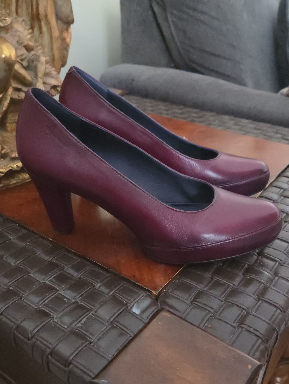 **PRICED TO SELL **BRAND NEW Dorking Burgandy Pumps - Picture 2 of 6